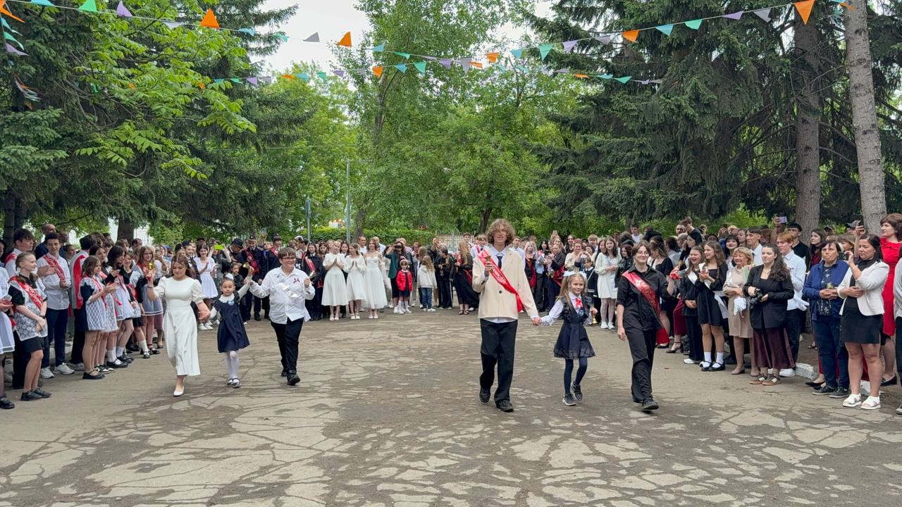 Последний звонок в 9 классах.