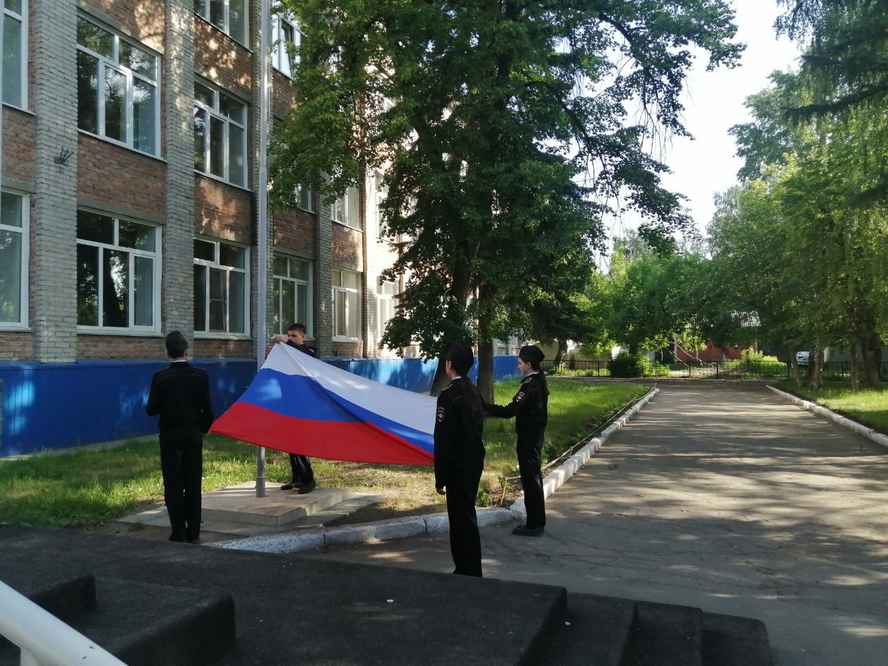 Церемония поднятия флага РФ в пришкольном лагере и профильной смене..
