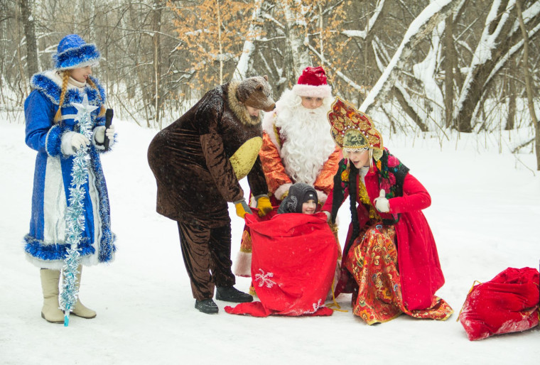 Школьники Лицея 73 провели праздник для жителей Барнаула.