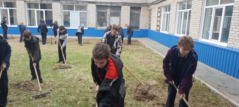 Акция «Чистый двор — чистая школа» продолжается!.