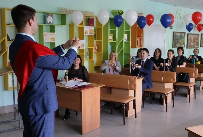 «Учитель года Алтая»: Анастасия Нестерова передала миссию победителя Данилу Белову.